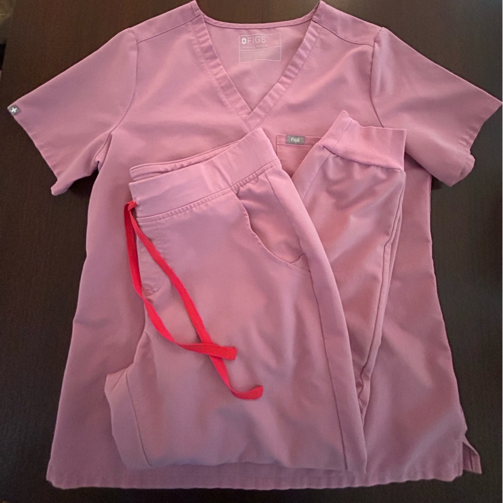 Figs Chalk Pink Scrub Set